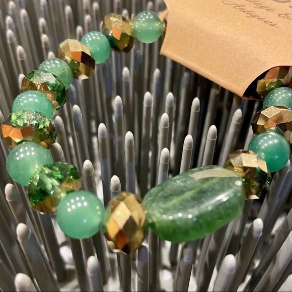 Vintage Bracelet - Round and Cut Green Jade Stone Bead with Plastic Golden Beads - Picture 3 of 4